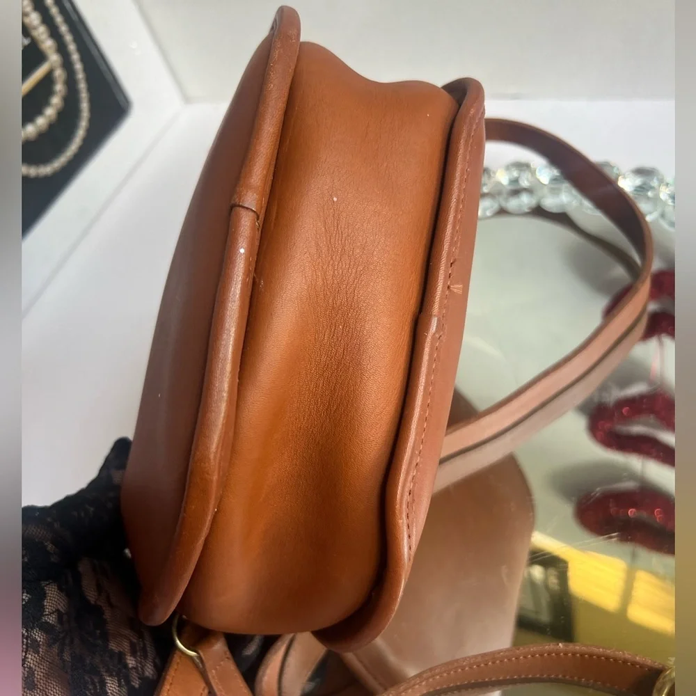 Coach vintage 90s BrownLeather Crossbody Bag with Structured Design - Picture 8 of 12